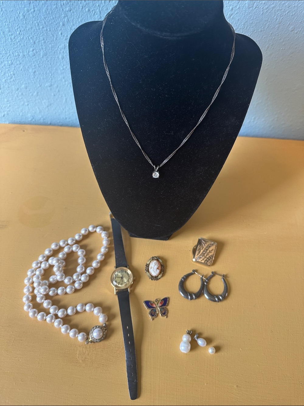 10 Items- Women’s vintage Jewelry- necklaces, watch, pendants, earrings